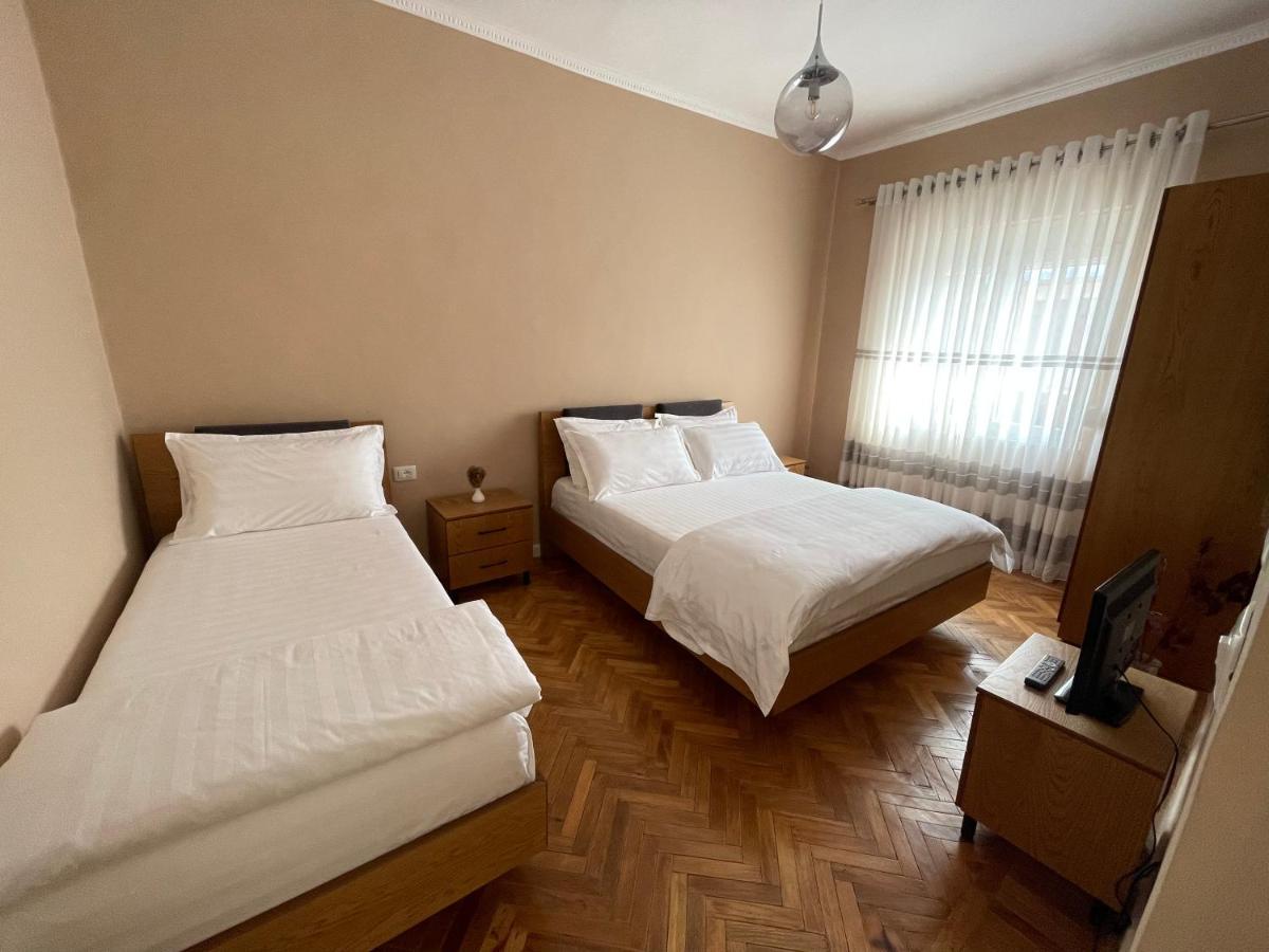 Joni & Joy Center Apartment 베라트 외부 사진