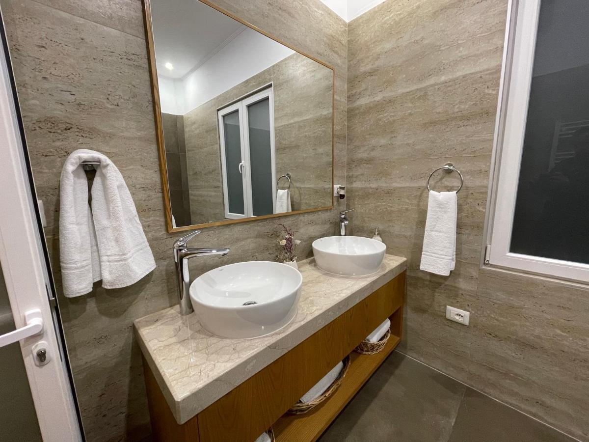 Joni & Joy Center Apartment 베라트 외부 사진