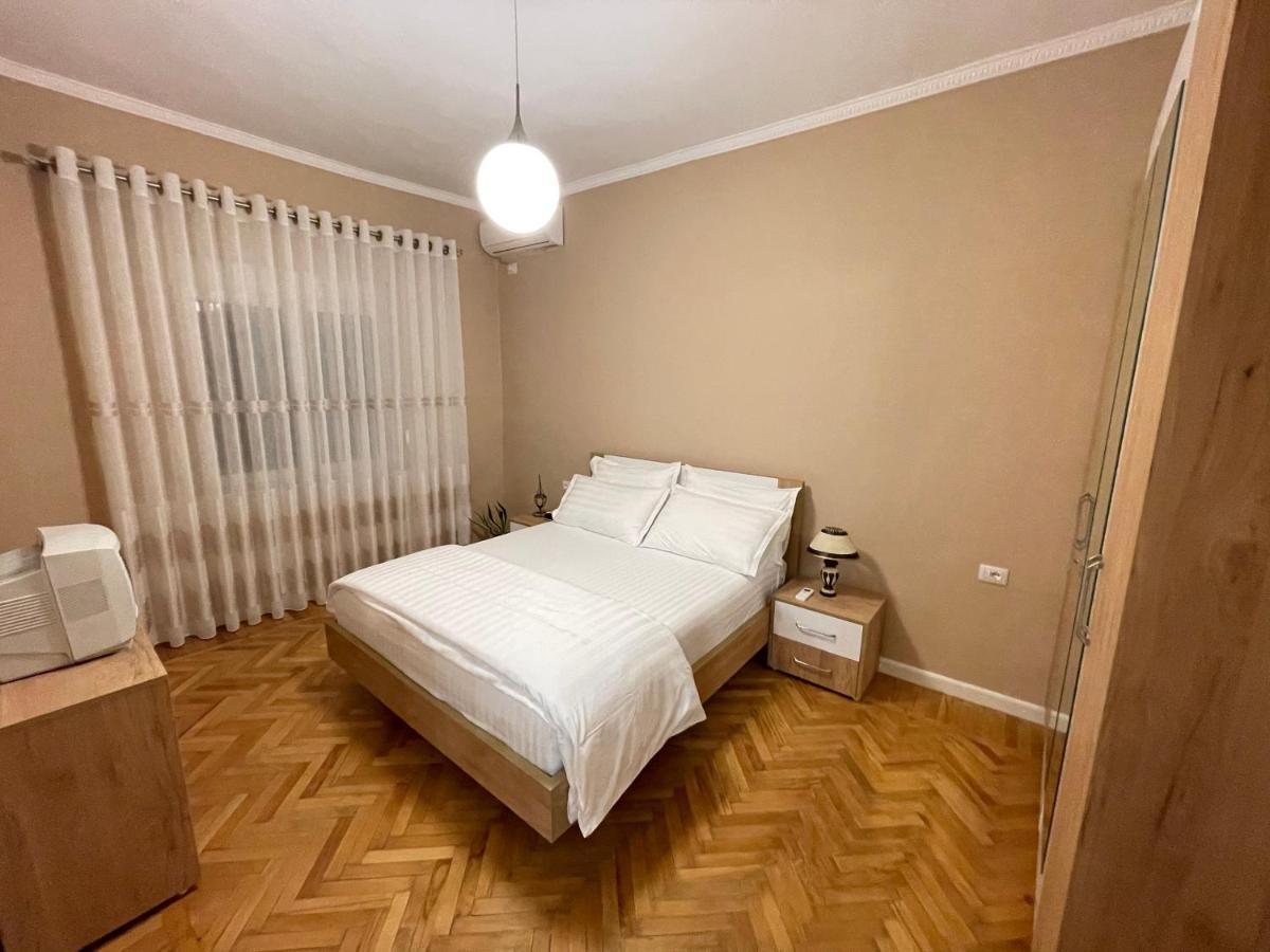 Joni & Joy Center Apartment 베라트 외부 사진