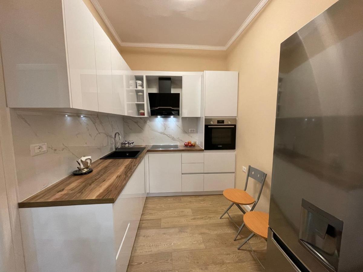 Joni & Joy Center Apartment 베라트 외부 사진