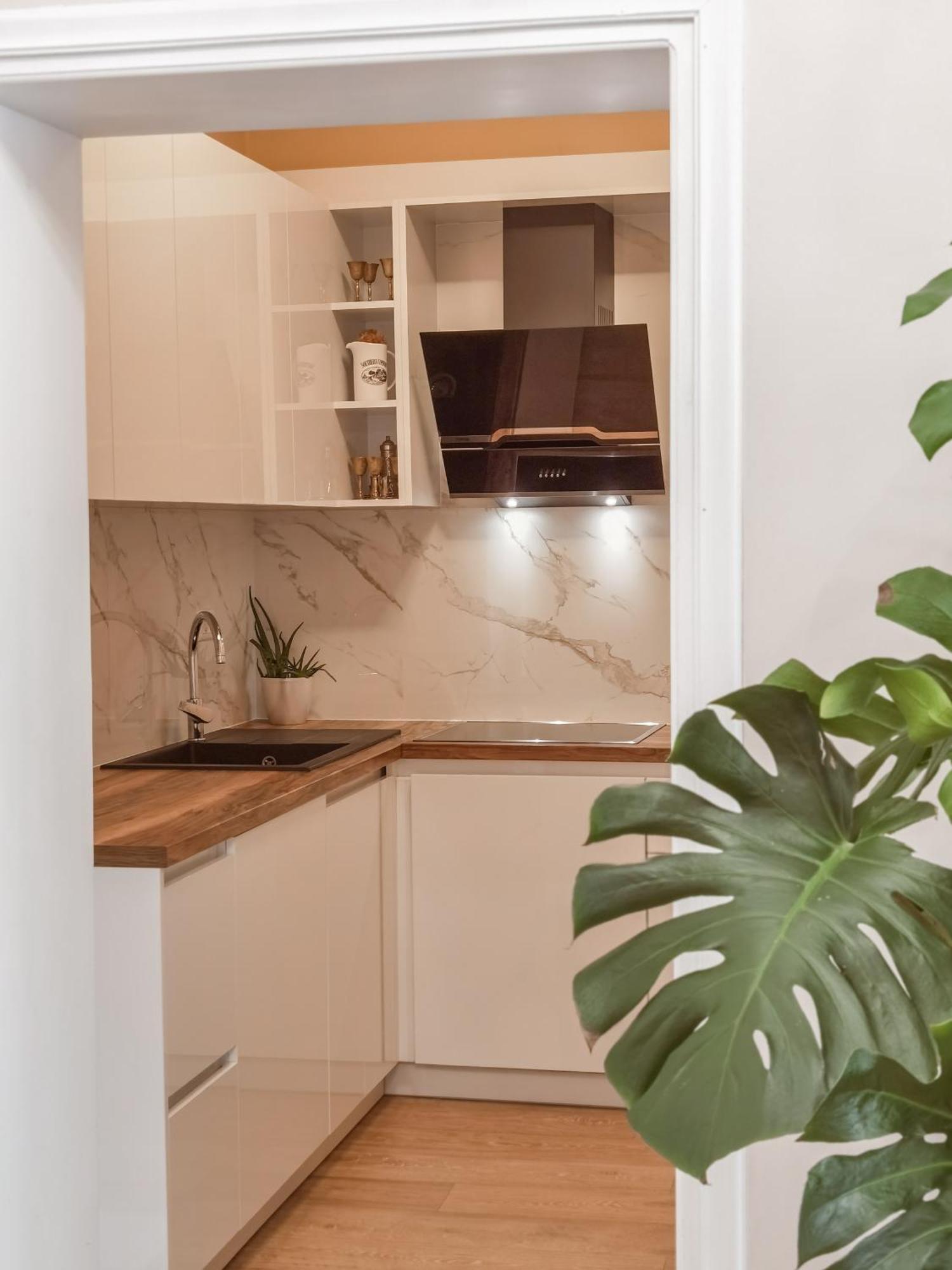 Joni & Joy Center Apartment 베라트 외부 사진