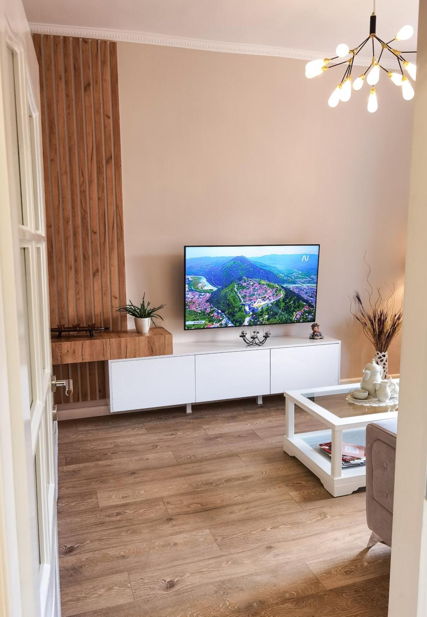 Joni & Joy Center Apartment 베라트 외부 사진